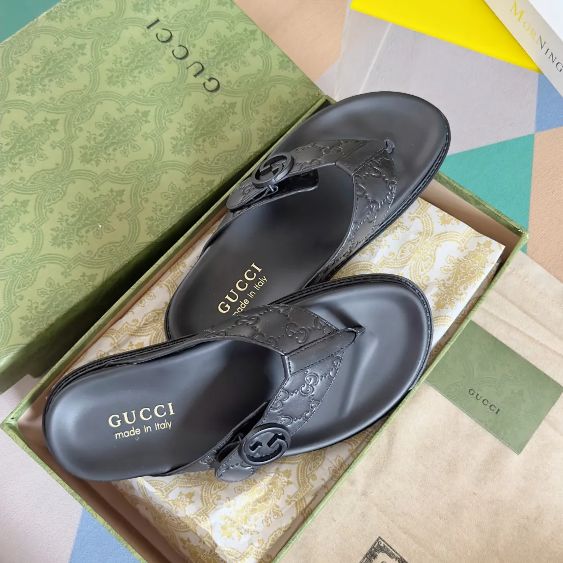 [G Home] Men's Men's Shoes💰: 300💰Size: 38-45 🆕2024Gucci Gucci Summer New Style Double G Presbyopia Flip-flops Cross Sandals Thick Sole Slippers Beach Shoes Original Purchase and Development Production G family's 2024 new summer dark horse items, fashion bloggers at home and abroad have put on the show, and it has become popular on social platforms at home and abroad. Fashionistas must pay for it, and they spend a lot of money to create ingenious craftsmanship and accurately restore every detail. Exquisite packaging at the delivery counter🛍📦 ▪️ Fabric: Original imported double G presbyopic leather ▪️ Lining: Original imported leather ▪️ Sole: Original open molded T men's shoes 💰U outsole ▪️ Bottom thickness: 3CM